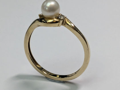 9CT GOLD DIAMOND AND PEARL RING SIZE P