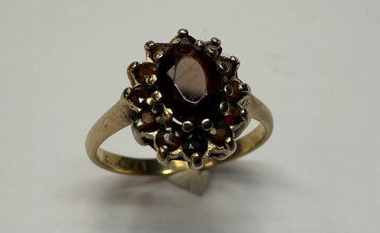 9CT YELLOW GOLD GARNET RING SIZE N
