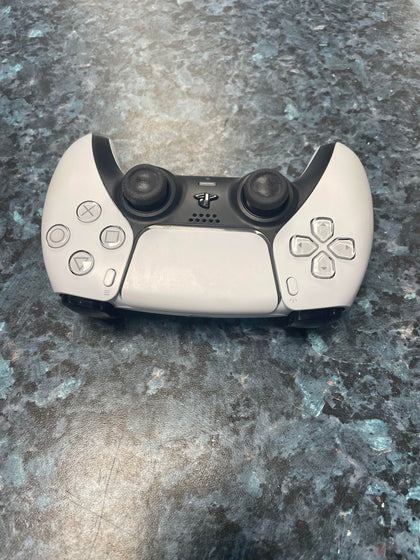 PS5 CONTROLLER.