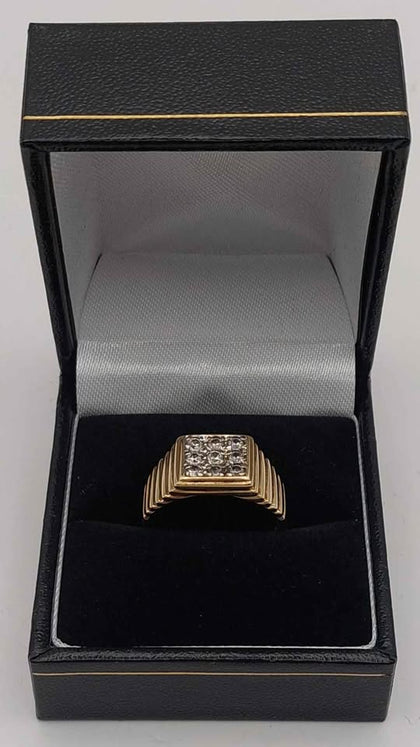 9ct Yellow gold ring with white stones 5.3g Boxed size P hallmarked