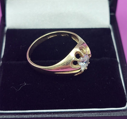 9CT - Yellow Gold Ring With Clear Stone - 2.41g - Size N. Hallmarked