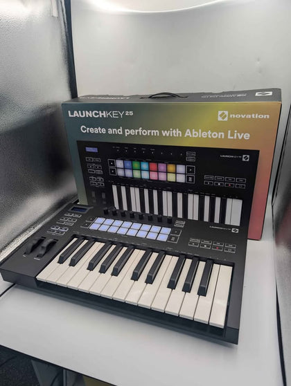 Novation Launchkey 25 MIDI Controller Keyboard - Boxed **LIKE NEW**