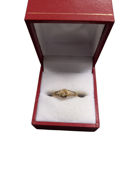 9ct Gold Star Centred Ring 1g