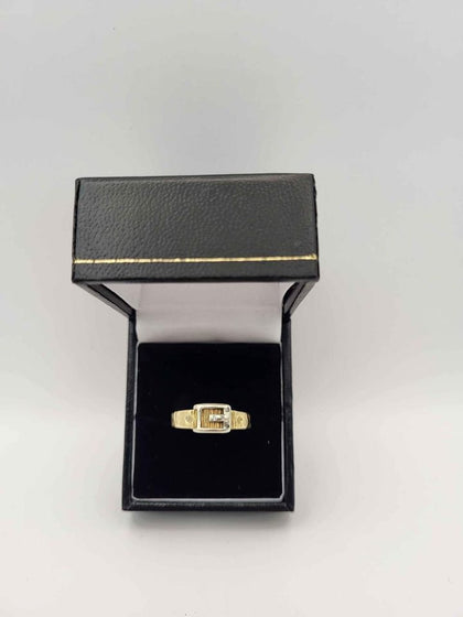 18CT - Yellow Gold Buckle Ring - 3.82G - Size R. Hallmarked.