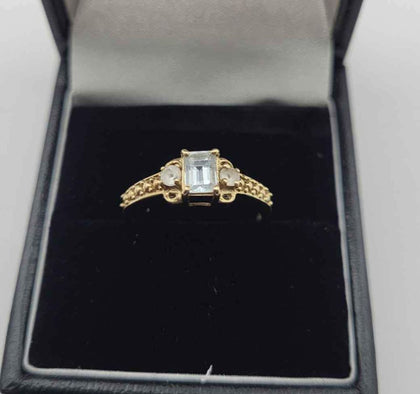 9CT - Yellow Gold Ring With Clear Stones - 2.29g - Size L.