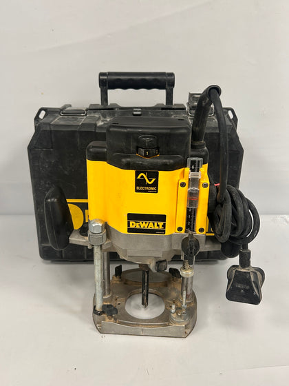 DEWALT DW625E 1/2in Plunge Router
