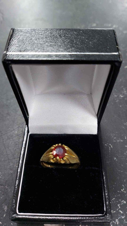 9ct gold ring with red stone, weight 3.26, ,size p.