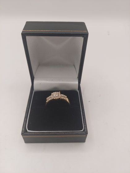 9k Gold Ring with lilac stones Size Q 2.6G Hallmarked(375)&Tested