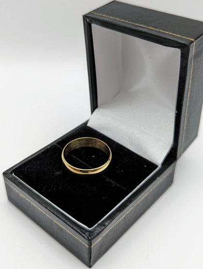 375 9CT YELLOW GOLD RING, SOLID BAND SYTLE, SIZE O/7, 2.5G, BOXED