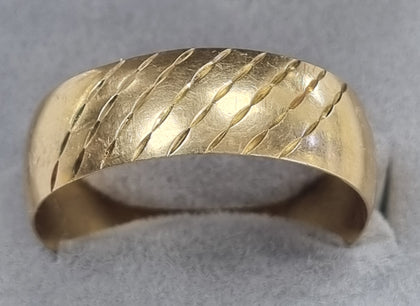 9CT GOLD GENTS RING.
