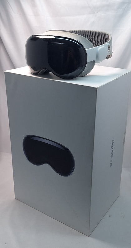 DX Apple Vision Pro VR headset 256GB Light Seal 30W medium Bands boxed