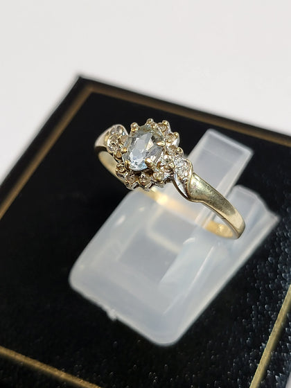 9ct Yellow Gold Ring with Clear Stones - Size P - 1.66g - Hallmarked