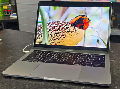 Apple MacBook Pro 2019 - 8gb ram , 128gb , i5