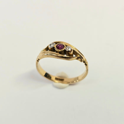 18ct Yellow Gold three stone ring size K