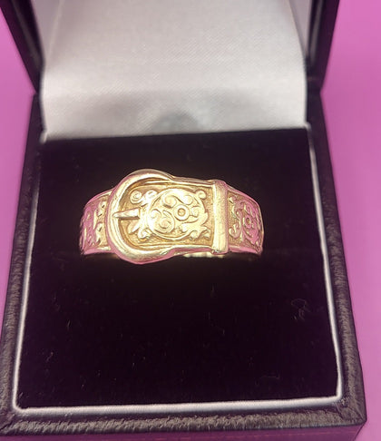9CT - Yellow Gold Buckle Ring - 3.38g - Size Y. Hallmarked