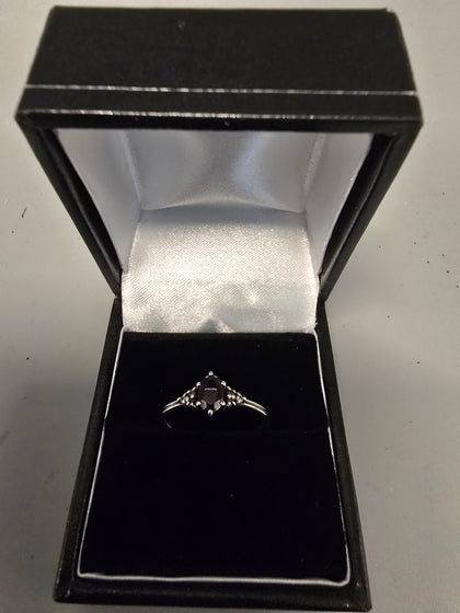 9ct White Gold Ring With Purple Stone 375 1.5G Size M