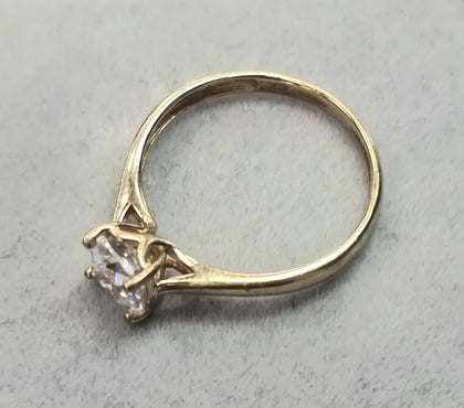 9ct Yellow Gold CZ Solitaire ring Size M