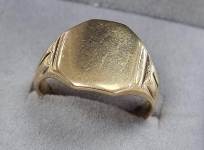 9ct gold signet ring.
