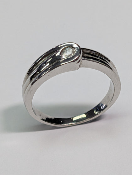 18CT White Gold Overlap Ring