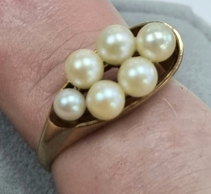 9CT GOLD RING SET WITH PEARL FINISH.