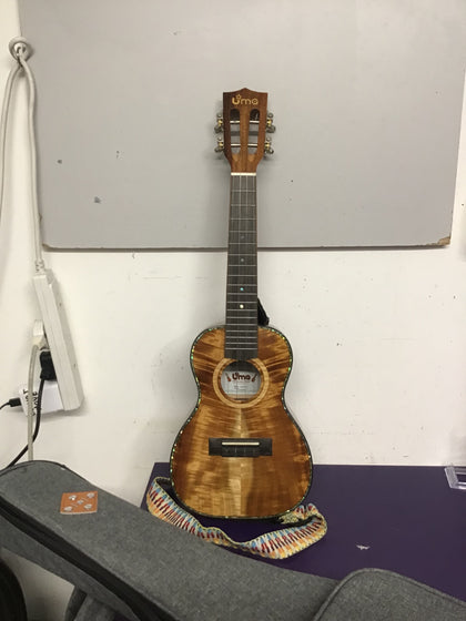 Uma UK30SC Evo Ukulele with UMA case.