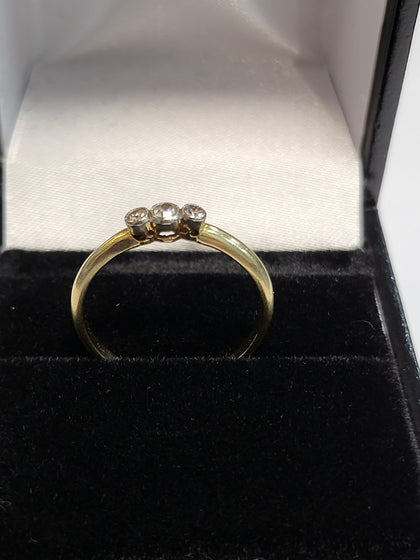 18ct Yellow Gold Ring with 3 Clear Stones - Size M - 1.85g