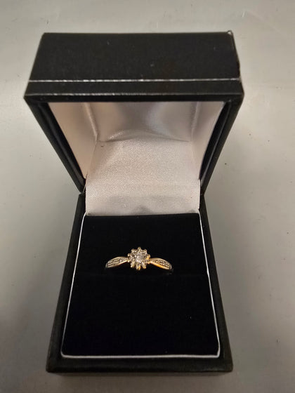 9CT Gold Ring With Star Stone 1.7G Size O