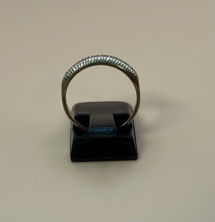 9ct gold ring with diamonds (M)