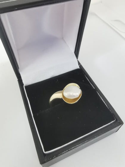 9K Gold Ring with Stone, 2.40Grams, 375 Hallmarked, Size: Q, Box Included.