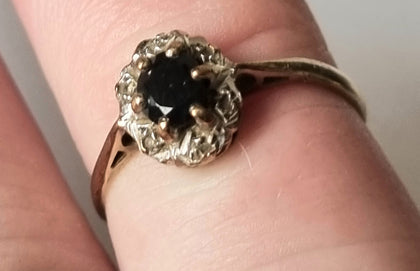 9CT GOLD RING WITH BLACK STONE 