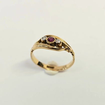 18ct Yellow Gold three stone ring size K