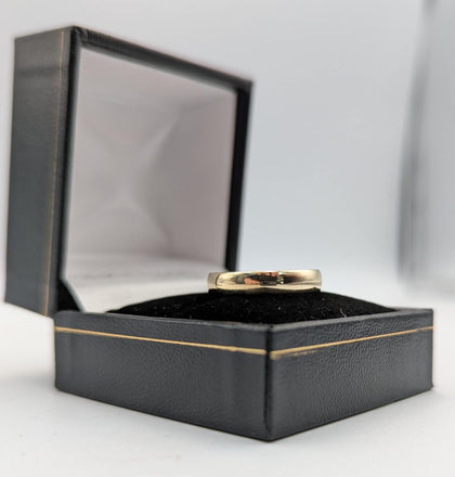 375 9CT YELLOW GOLD RING, BASIC BAND DESIGN, SIZE: 7/O, 2.9G