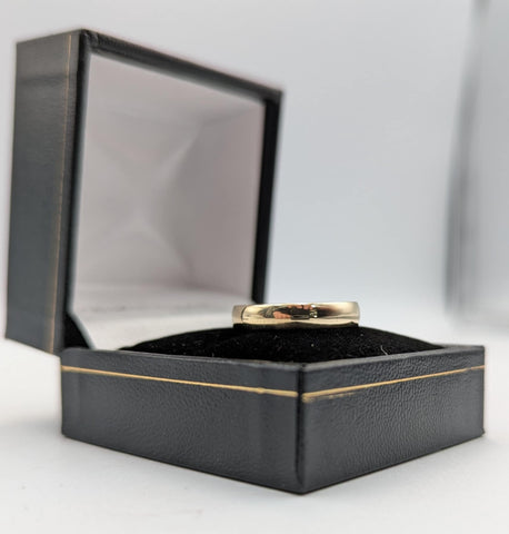 375 9CT YELLOW GOLD RING, BASIC BAND DESIGN, SIZE: 7/O, 2.9G