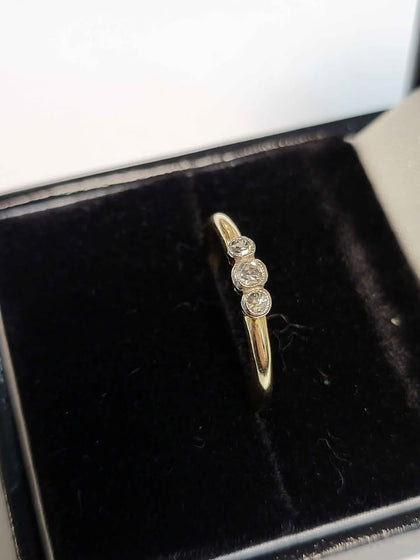 18ct Yellow Gold Ring With Clear Stones - 1.85G - Size M