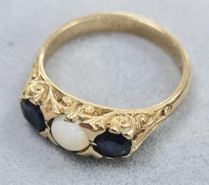 9CT GOLD RING WITH BLACK AND WHITE STONE