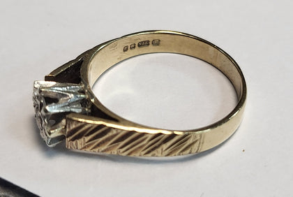 9ct Yellow Gold Ring With Clear Stone - 2.88G - Size L - Hallmarked