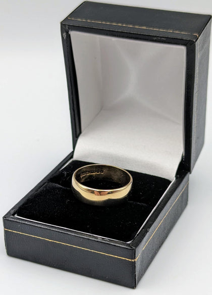 375 9CT YELLOW GOLD RING, BAND DESIGN, SIZE P, 3.7G, BOXXED