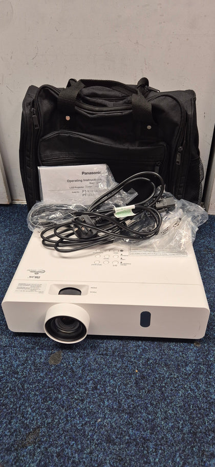 Panasonic pt-vw340z Projector and carry case