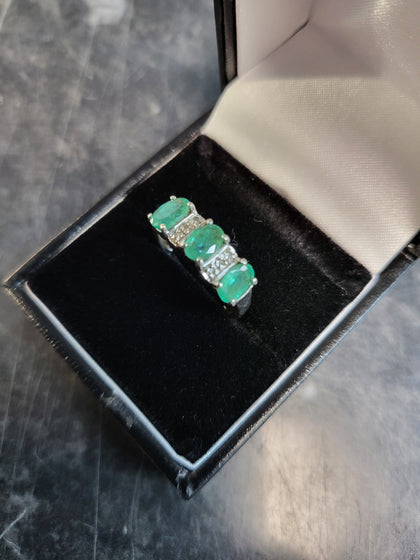 9ct White Gold Ring with Green & Clear Stones - Size N - 2.9g