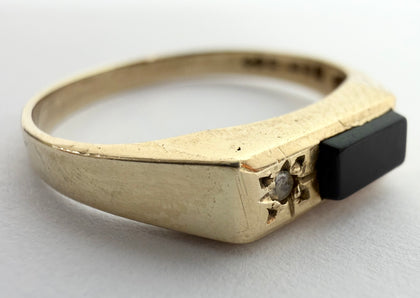 9ct Gold ring with Black onyx stone size O 1/2