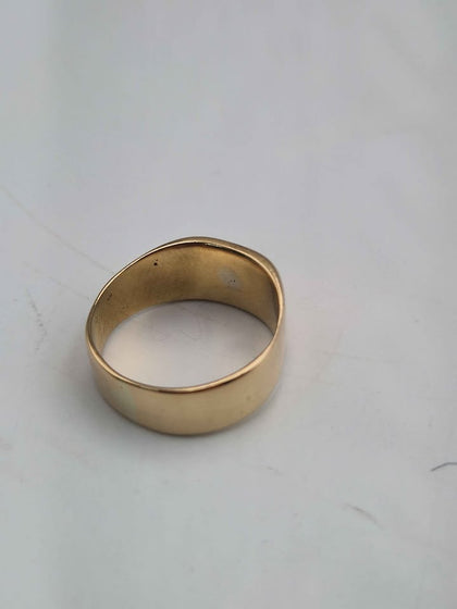 18ct Yellow Gold Signet Ring With Engraved Crest - Size S - 8.14 Grams