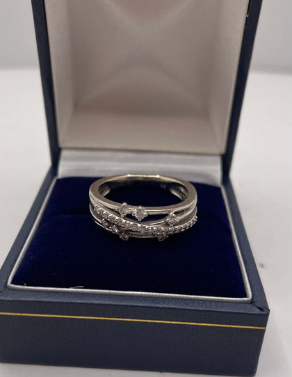 9ct white gold ring (O)