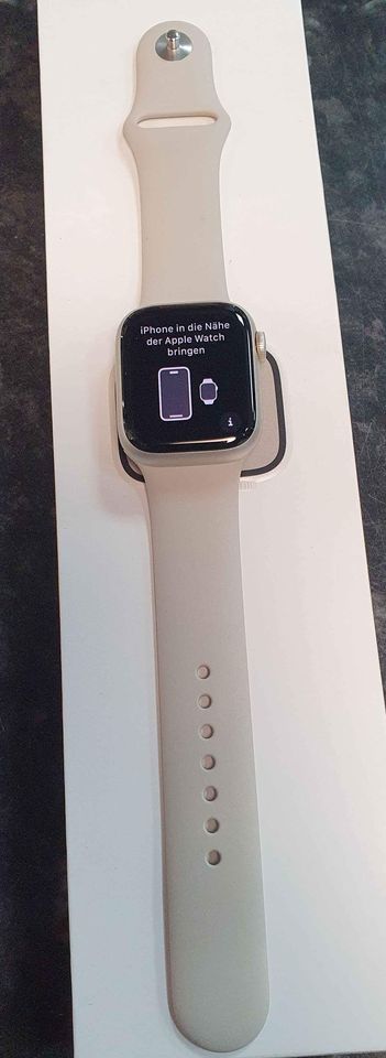 Apple Watch Series 8 (GPS + Cellular 41mm) - Starlight Aluminium Case with Star Sport M/L Band.