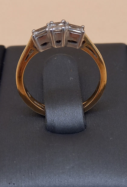 18ct Gold Ring Clear Stones 4.7g Size-M