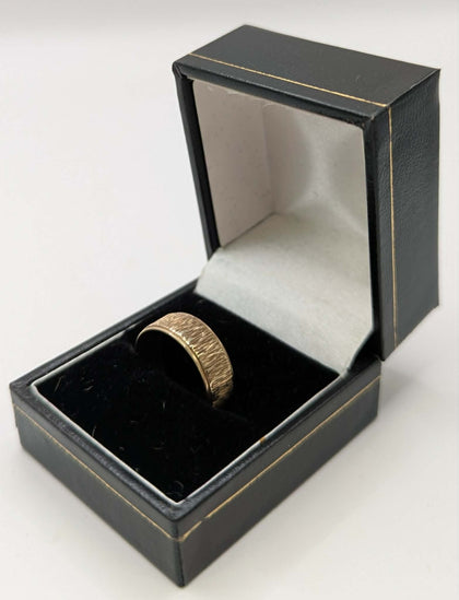 375 HALLMARKED 9CT, YELLOW GOLD, BARK-TEXTURED WEDDING BAND, SIZE:Q, 3.8G, BOXED