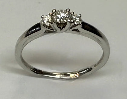 9CT WHITE GOLD & DIAMOND RING SIZE R
