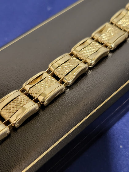 14ct Yellow Gold Textured Rectangular Link Bracelet - 8