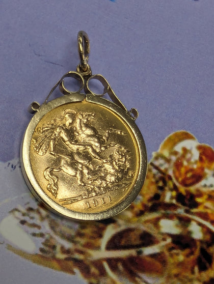 GOLD 1911 HALF SOVEREIGN + 9ct MOUNT