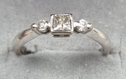 18ct White Gold Diamond Ring Size 