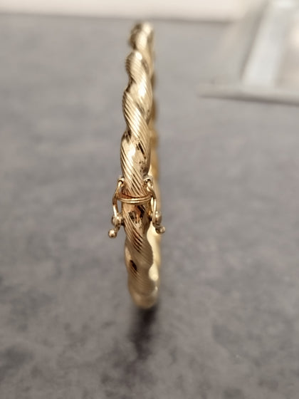 9ct Yellow Gold Ladies Hinged Bangle 63.5mm inside diameter -4-5mm width